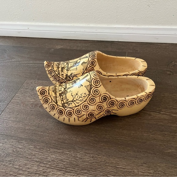 Wooden Clogs with Windmill Design - Picture 10 of 11